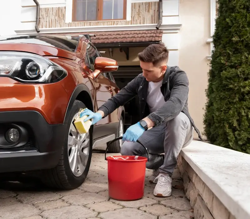 Lavage auto à domicile Lect : professionnel intervenant sur un véhicule